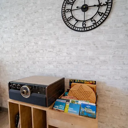 Superb 2 Bedroom In 아파트 *