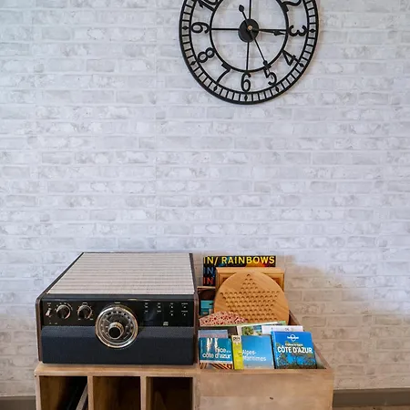 Superb 2 Bedroom In 아파트 *